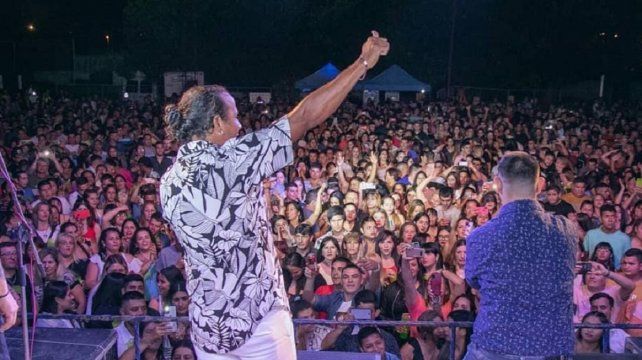 Kabito y La Registrada, banda de la ciudad de Paraná, hizo bailar a todos en la noche de Universitario