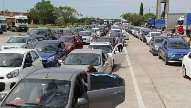 Uruguayos esperan para cruzar a Argentina en la frontera de Fray Bentos. Foto El País.