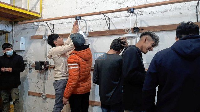 Los padres y madres de los alumnos exhibieron fotos de las condiciones en que se dictan los talleres.