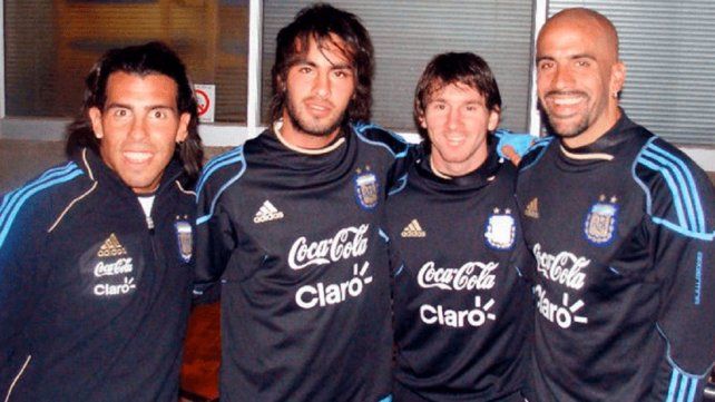 Santiago Galluci Otero, junto a Carlos Tevez, Lionel Messi y Juan Sebastián Verón, en Sudáfrica 2010. Santiago Galluci Otero, junto a Carlos Tevez, Lionel Messi y Juan Sebastián Verón, en Sudáfrica 2010.