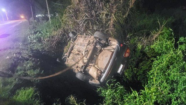 En Concordia, el auto terminó en el banquina. En Concordia, el auto terminó en el banquina.