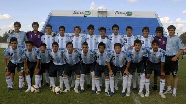 Emiliano Martínez (izquierda) e Ignacio Arce (derecha) fueron los arqueros de la Sub 17 en 2009. Emiliano Martínez (izquierda) e Ignacio Arce (derecha) fueron los arqueros de la Sub 17 en 2009.