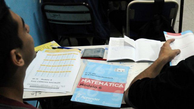 Secundaria: egresa el 43% de jóvenes hasta 24 años de hogares de bajos ingresos