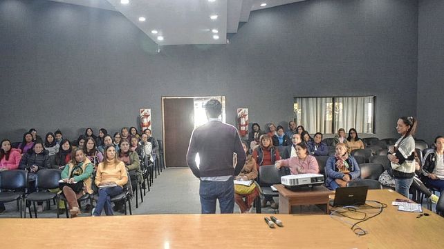 Curso. Debido a la gran convocatoria se decidió organizar cuatro grupos que asistirán a un total de 4 clases cada uno. Curso. Debido a la gran convocatoria se decidió organizar cuatro grupos que asistirán a un total de 4 clases cada uno.