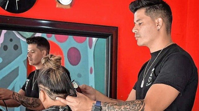 Fito Retamal tiene una concurrida barbería en paraná y se dedica a la actividad desde hace más de 20 años. Fito Retamal tiene una concurrida barbería en paraná y se dedica a la actividad desde hace más de 20 años.