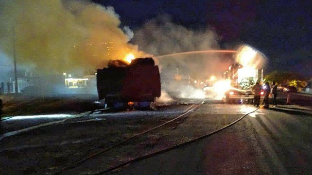 Ocurrió sobre Ruta Nacional N° 12 y calle Patat de Colonia Avellaneda. El intendente Ariel Weiss ayudó a extinguir el fuego