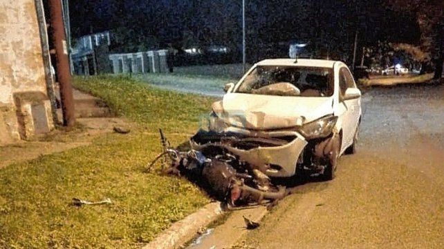 La moto impactó de lleno contra el auto en calle Coronel Díaz y División de Los Andes en Paraná. La moto impactó de lleno contra el auto en calle Coronel Díaz y División de Los Andes en Paraná.