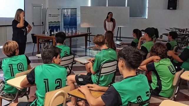 Charla. El taller fue organizado por la Asociación Civil Oro Verde Sóftbol en el salón de usos múltiples de la Facultad de Ciencias Agropecuarias y contó con la presencia de especialistas de nutrición de la Facultad de Bromatología.