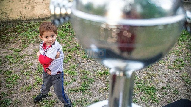 El pequeño y el Modo Oso junto a la Copa Libertadores. Los hinchas de River disfrutaron su día.