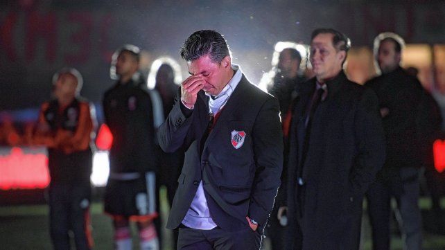 Gallardo muy emocionado en su reconocimiento por parte de los hinchas.