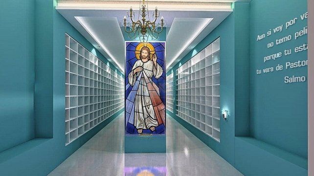 En el Columbario. hay espacios, llamados hornacinas, en los que se colocan las urnas con las cenizas de la persona.