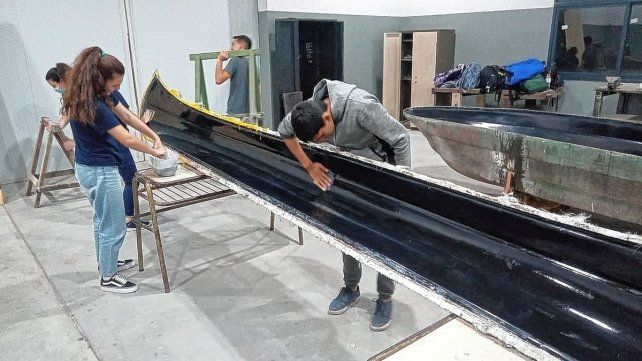 Los alumnos aprenden en los talleres de la escuela las primeras nociones sobre la construcción de botes.