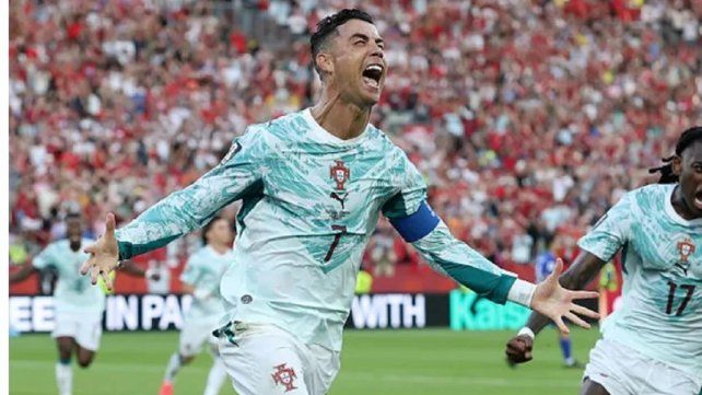 Portugal, con un gol de Cristiano, ganó 2-1 y pasó a octavos de final. Portugal, con un gol de Cristiano, ganó 2-1 y pasó a octavos de final.