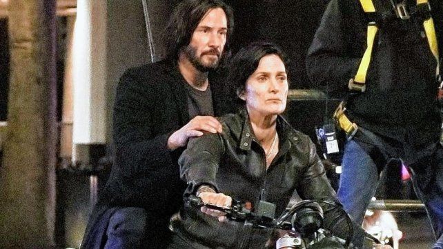Una escena filtrada de Neo (Keanu Reeves) y Trinity (Carrie-Anne Moss) en la cuarta entrega de "Matrix"