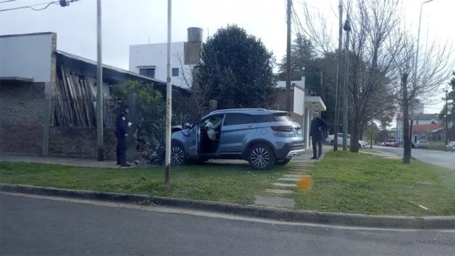 Camioneta se incrustó contra una casa en Paraná: la salud del conductor Camioneta se incrustó contra una casa en Paraná: la salud del conductor