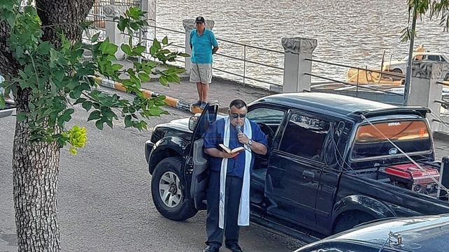 El padre. Cristian Scarpone acompañó toda la caravana, realizando bendiciones especiales en las dependencias visitadas.