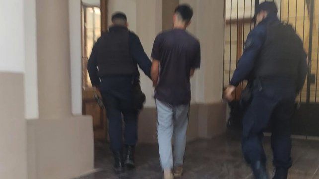 Un hombre fue detenido en La Paz tras ser denunciado por su familia. Un hombre fue detenido en La Paz tras ser denunciado por su familia.