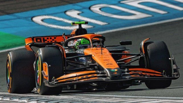 Lando Norris en lo más alto del podio. Lando Norris en lo más alto del podio.