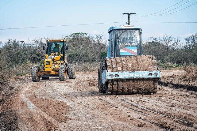 Con el financiamiento se ejecutarán obras para mejorar los caminos rurales y abarcará a sectores productivos de los departamentos Paraná, Nogoyá y Tala. Con el financiamiento se ejecutarán obras para mejorar los caminos rurales y abarcará a sectores productivos de los departamentos Paraná, Nogoyá y Tala.