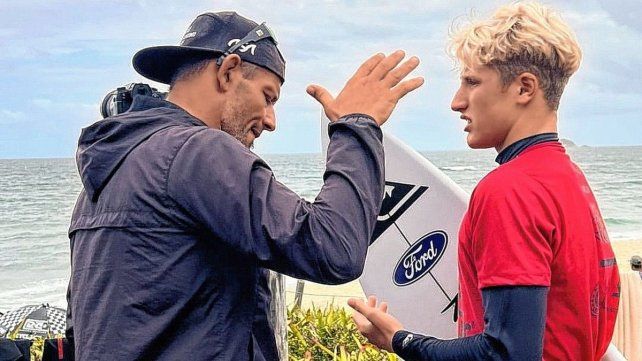 Padre e hijo. La nota describe la relación entre ambos. Padre e hijo. La nota describe la relación entre ambos.