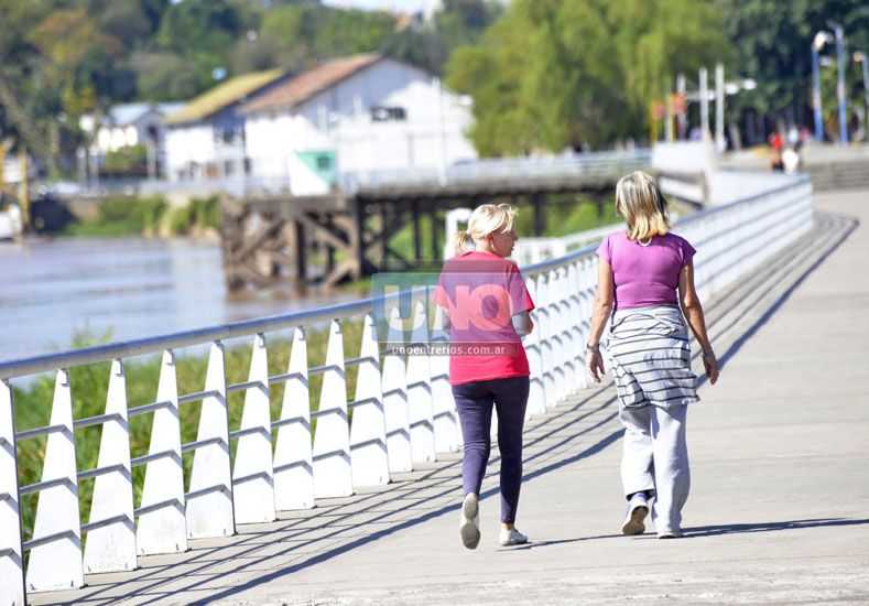 Los hábitos saludables como las caminatas pueden prevenir la formación de várices. Foto: Archivo UNO/Ilustrativa