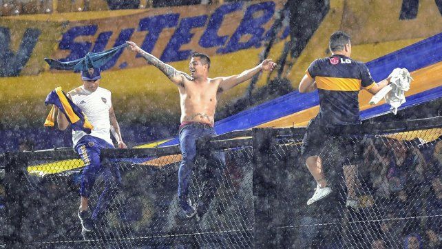 Los hinchas de Boca no dejaron de alentar pese a la intensa lluvia.